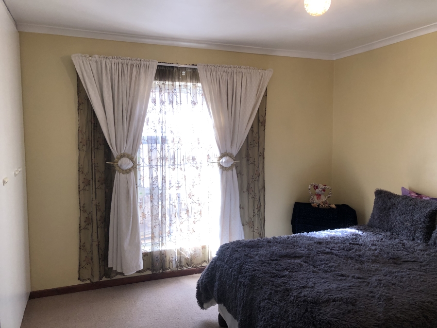 4 Bedroom Property for Sale in Gustrouw Western Cape